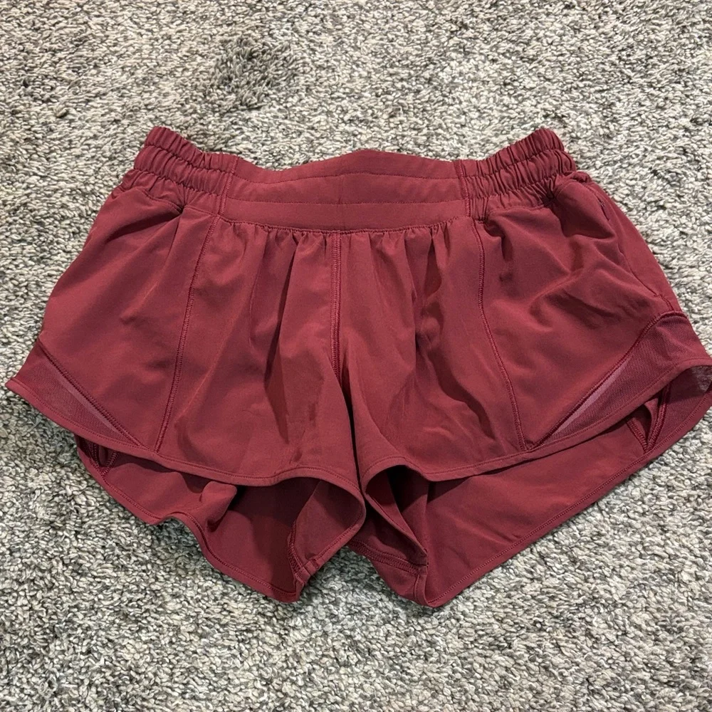 Lululemon Hotty Hot Low Rise Short 2.5" size 4
